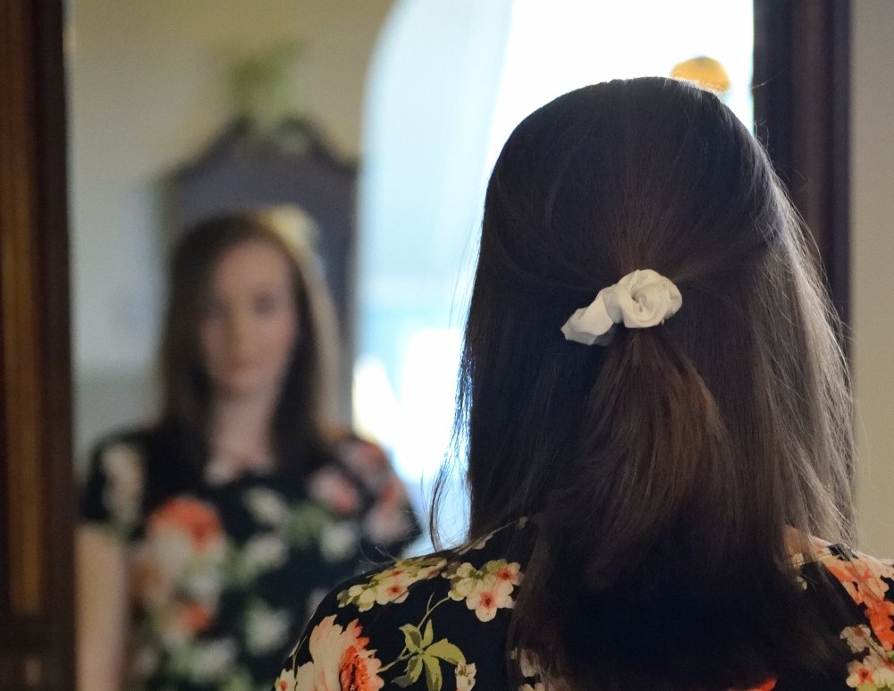 आखिर क्या कारण है कि लिफ्टों पर शीशा लगाई जाती है? | Why are mirrors used in&nbsp;elevators?